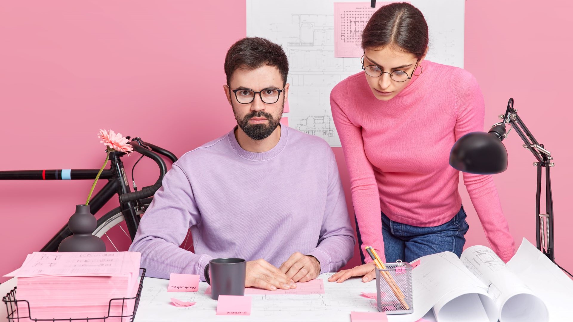 two-female-male-professional-architects-work-together-brainstrom-coworking-space-pose-dekstop-work-scale-modern-house-prepare-give-presentation-client-discuss-generate-ideas pareja y empresa